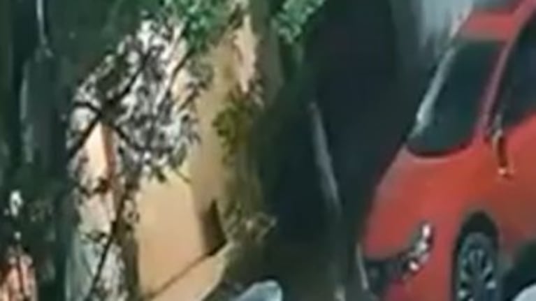 Salió de lo de un amigo y halló su auto vandalizado