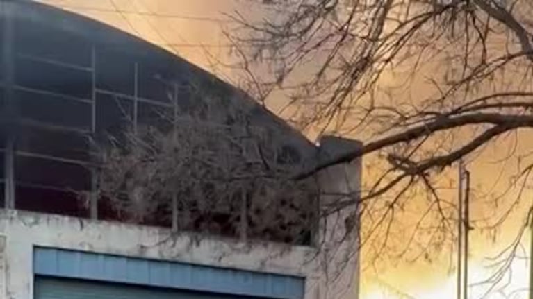 Impactante incendio en un depósito de Córdoba