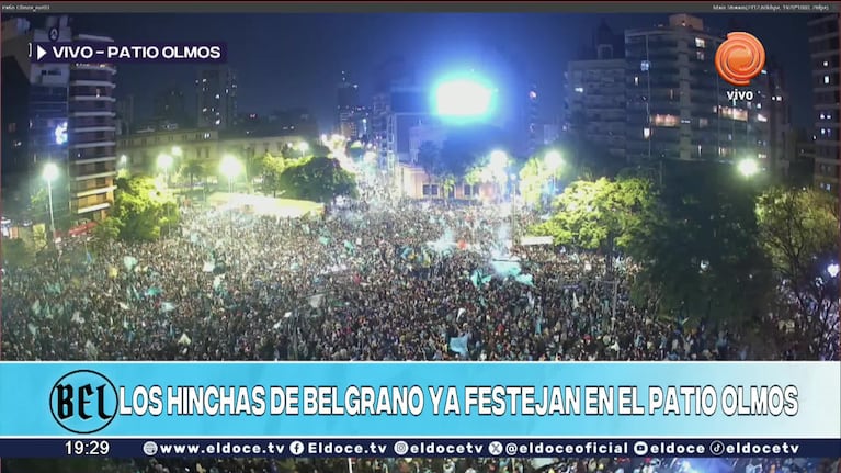 Los festejos de los hinchas de Belgrano en el Patio Olmos