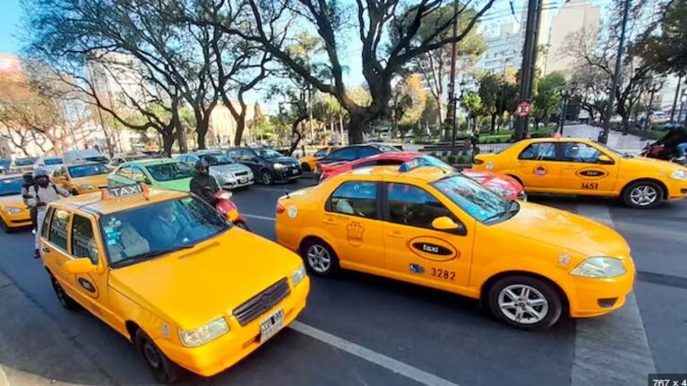 El dilema de los taxistas por el uso de aplicaciones de transporte
