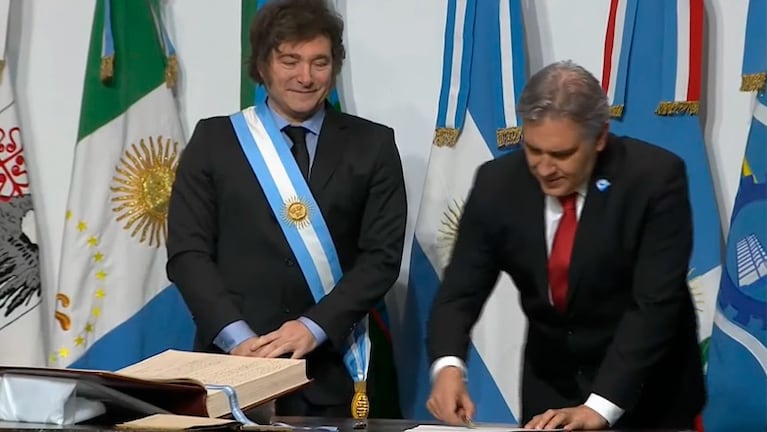 Así firmó Llaryora el Pacto de Mayo con Milei en Tucumán