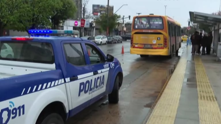 Un comerciante de 75 años está grave tras ser atropellado por un colectivo: cómo fue el choque
