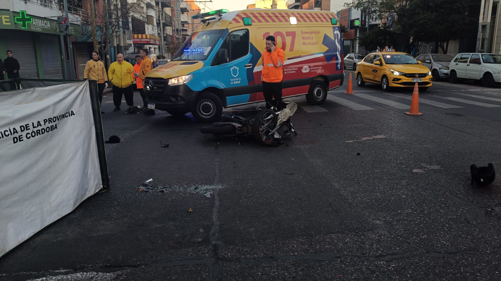 Accidente fatal en barrio General Paz: una moto cruzó en rojo y la chocaron