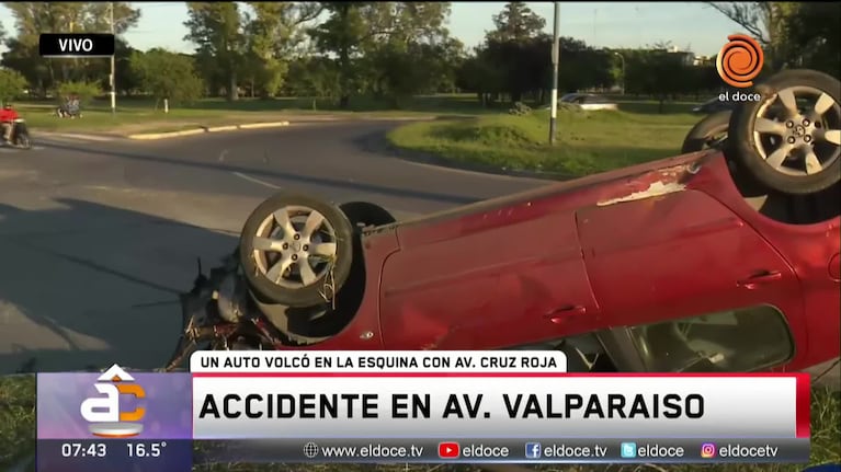 Accidente y vuelco en barrio Jardín