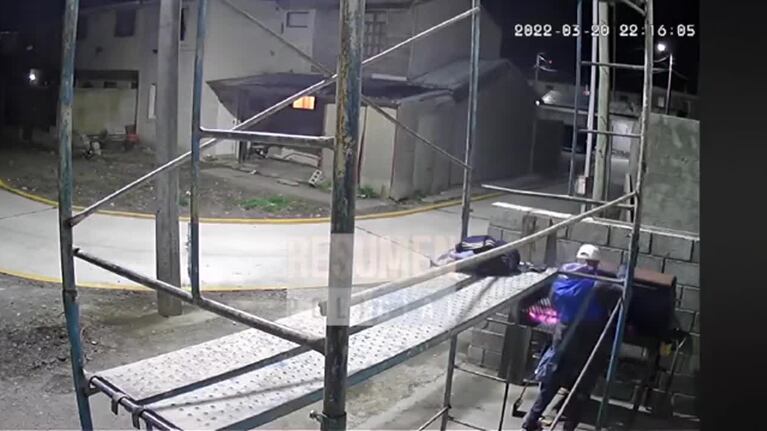 Lo grabaron mientras robaba un corte de carne de la parrilla