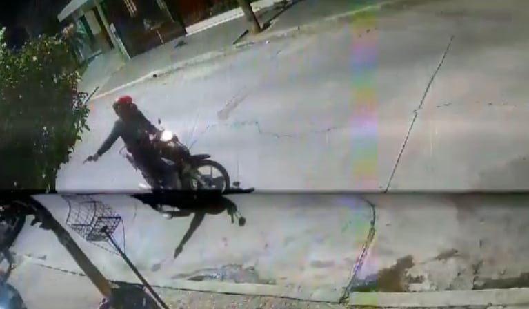 Video: entre 4 y a punta de pistola le robaron su moto y lo amenazaron con matarlo