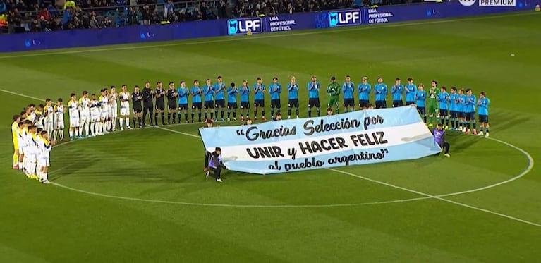 El emotivo homenaje a la Selección en el partido de Belgrano y Rosario Central 