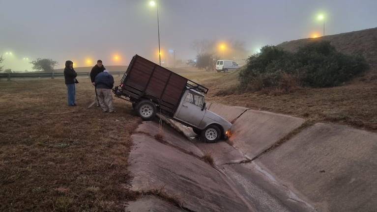 Por la intensa niebla, una camioneta despistó y terminó en un desagüe