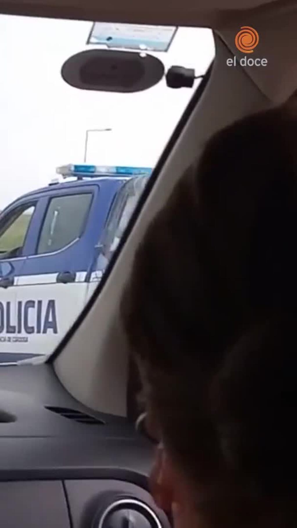 Un policía en la caja de un móvil en Córdoba