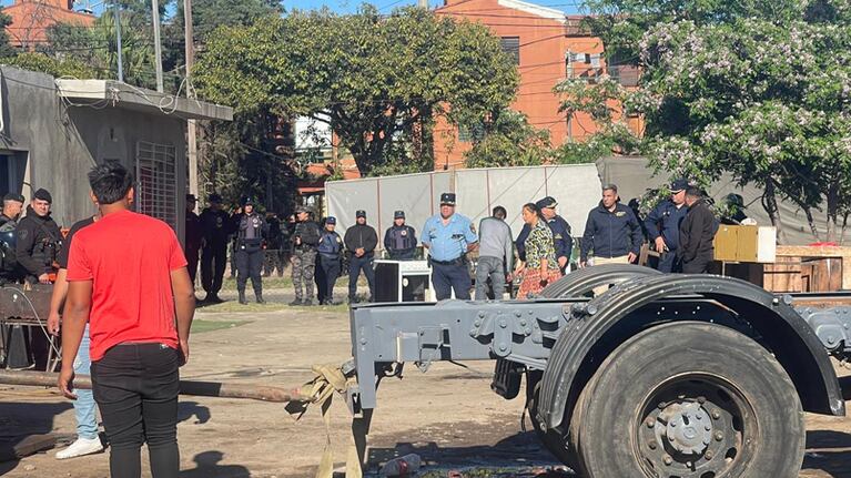 Desalojaron a 120 gitanos de terrenos usurpados en Córdoba: vivían en carpas y hasta en un colectivo