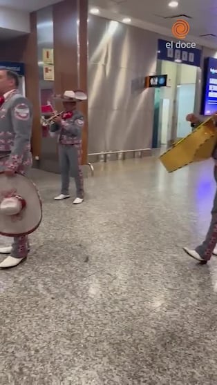 Show de mariachis y propuesta en el aeropuerto