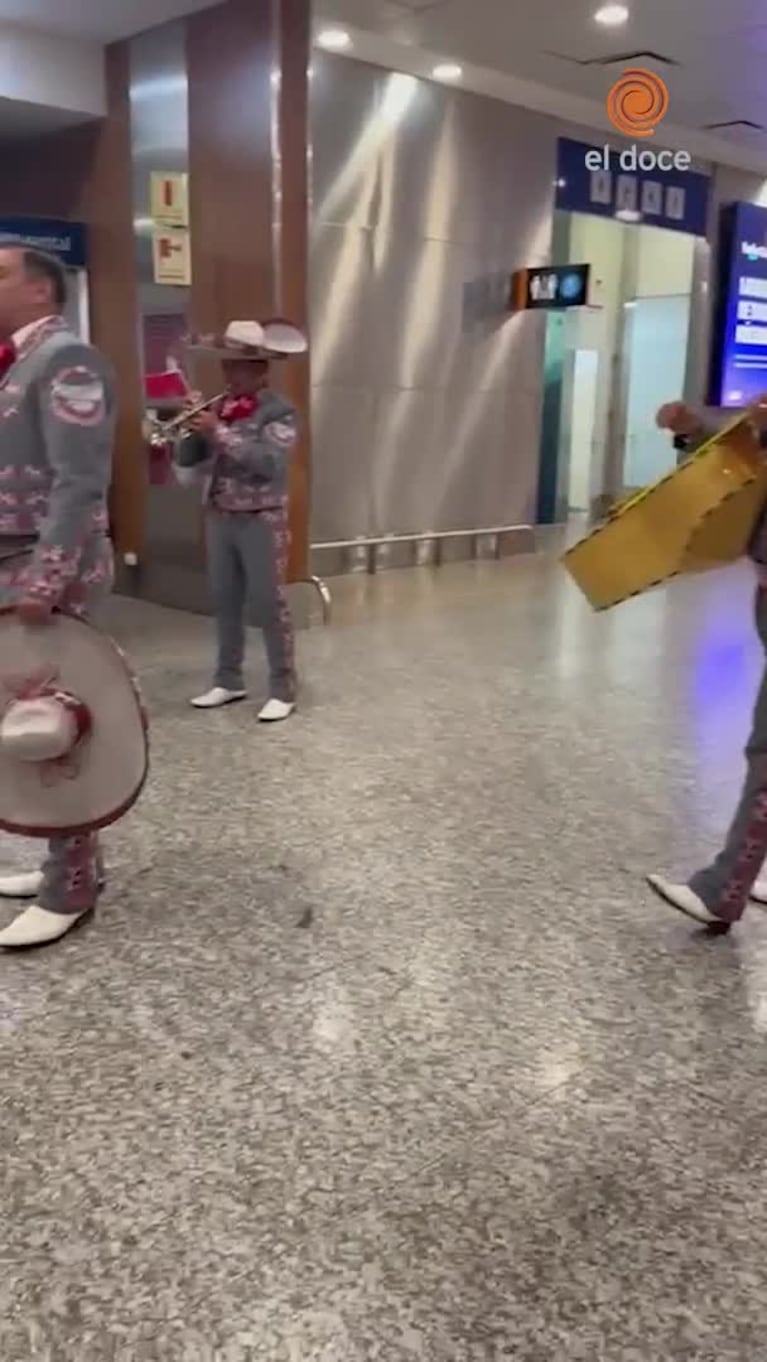 Show de mariachis y propuesta en el aeropuerto de Córdoba