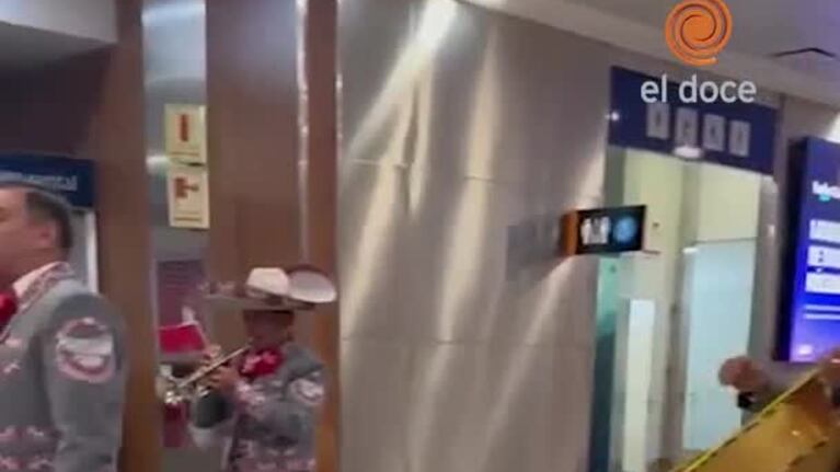 Show de mariachis y propuesta en el aeropuerto
