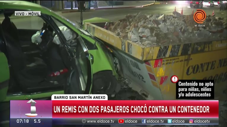 Un remis chocó contra un contenedor en la Av. Monseñor Pablo Cabrera 