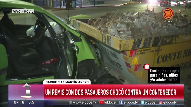 Un remis chocó contra un contenedor en la Av. Monseñor Pablo Cabrera