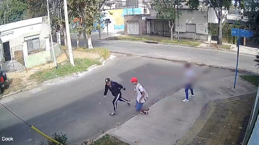 Feroz ataque de cinco delincuentes a dos alumnos a la salida de la escuela