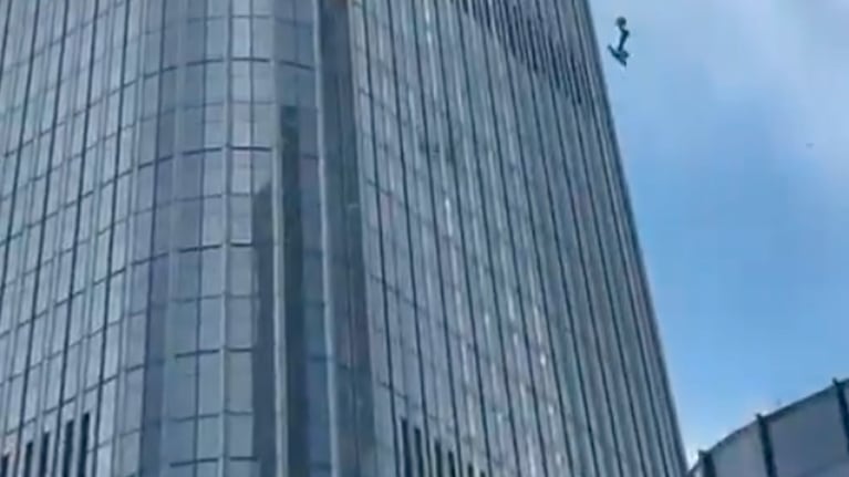 Avión se estrelló contra el edificio más alto de Beijing