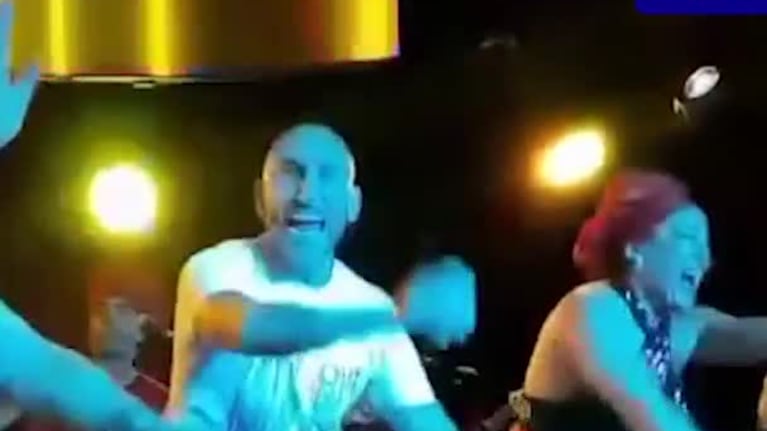 El Cholo Guiñazú se animó a bailar cuarteto en el Museo Bar