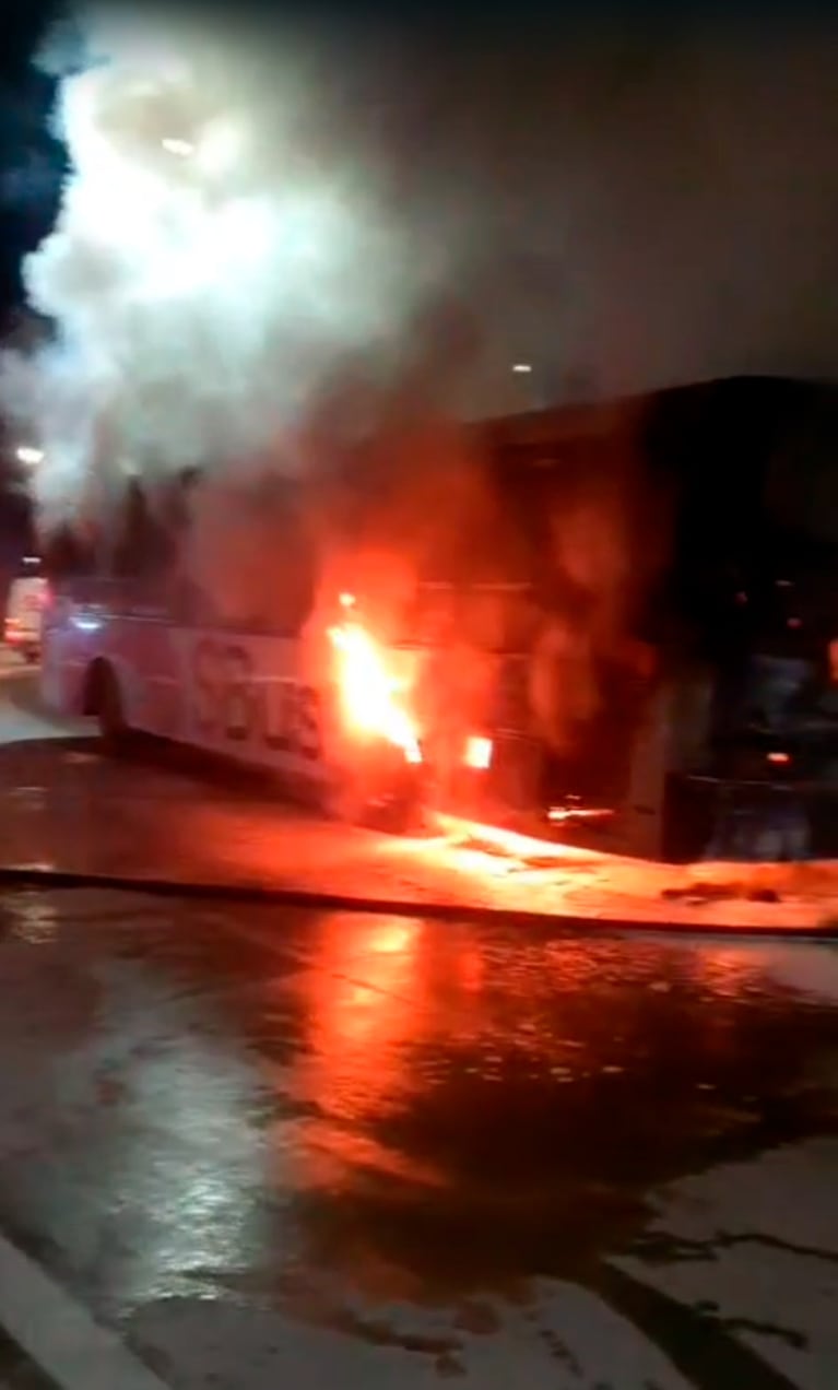 Fuego y destrucción en un colectivo urbano