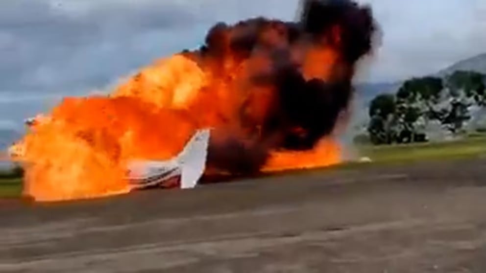 Impresionante video: un avión se estrelló al intentar despegar en Venezuela y hay dos muertos