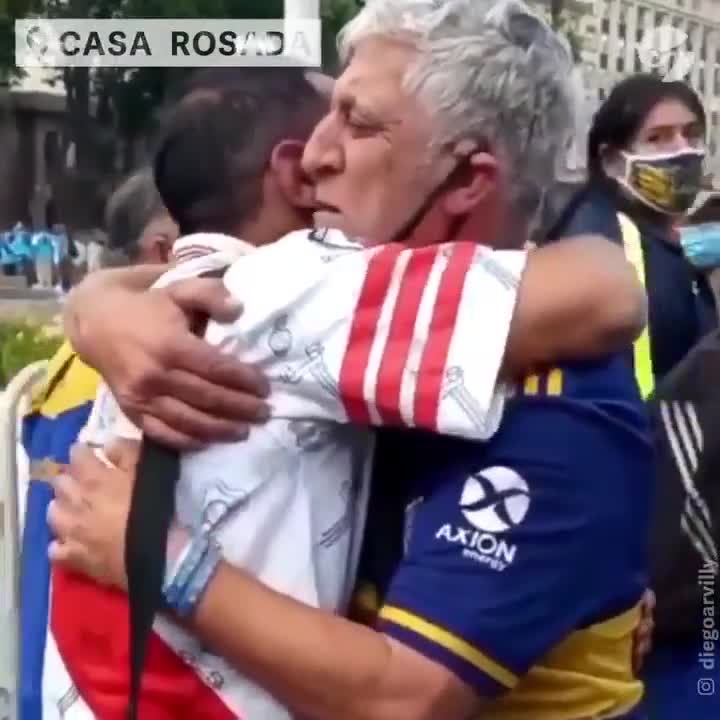 El abrazo entre un hincha de Boca y uno de River por Maradona