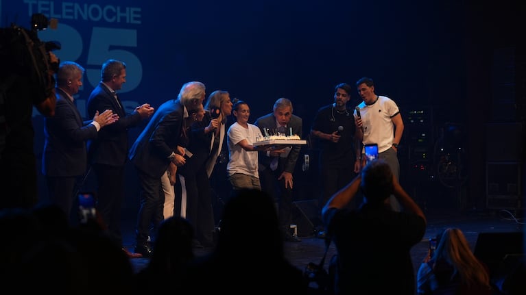 Telenoche festejó sus 25 años a lo grande: la torta de aniversario y un cierre a pura fiesta