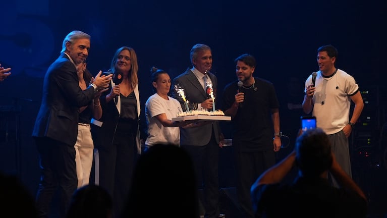 Telenoche festejó sus 25 años a lo grande: la torta de aniversario y un cierre a pura fiesta