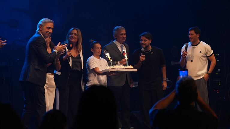 Telenoche festejó sus 25 años a lo grande: la torta de aniversario y un cierre a pura fiesta