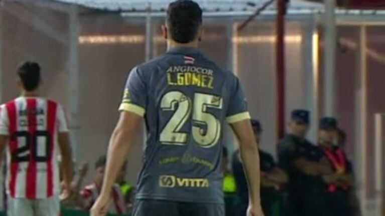 Le “robaron” la camiseta al goleador de Argentinos y jugó con una prestada