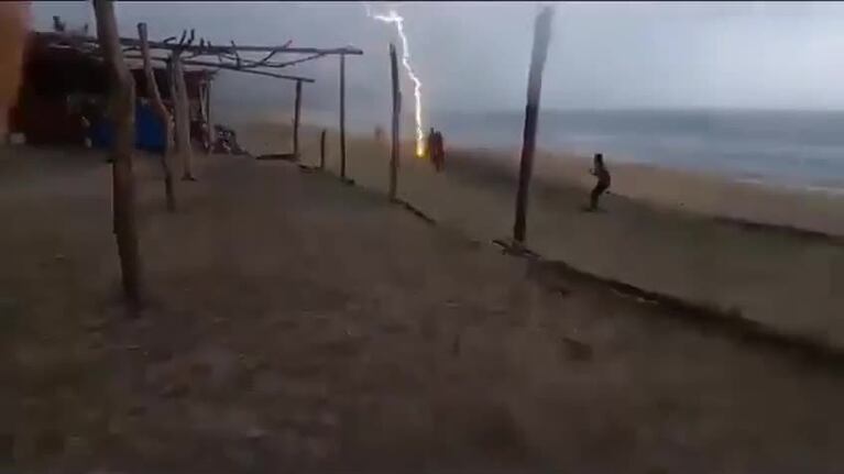 Cayó un relámpago en una playa y mató a dos personas