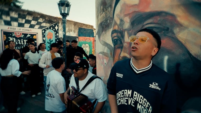 La Moza lanzó los "Enganchados de Barrio" en su primer estreno junto a Almenara