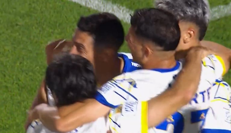 Tras un polémico penal, Di María le da la ventaja a Rosario Central frente a Instituto en Alta Córdoba