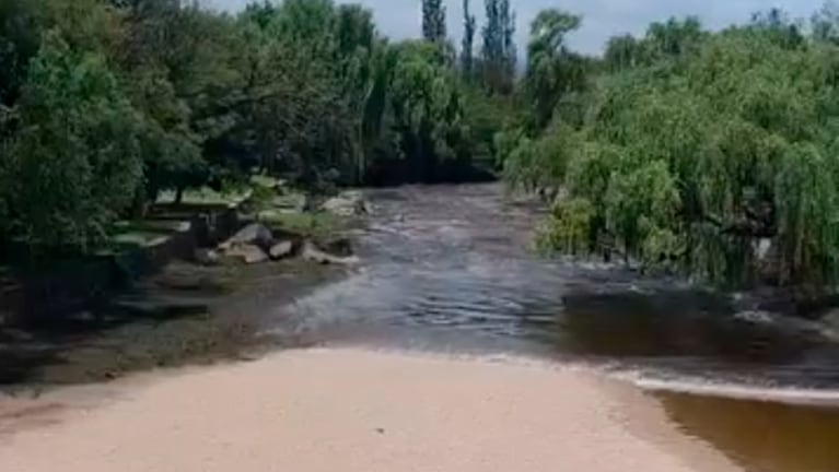 Creció el río en Salsacate y en segundos tapó toda la playa