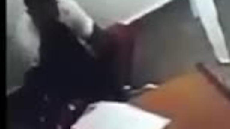 Una jueza fue vista a los besos con un preso y la restituyeron: el video