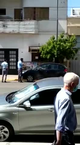 Se enojó por una multa y arrastró al inspector