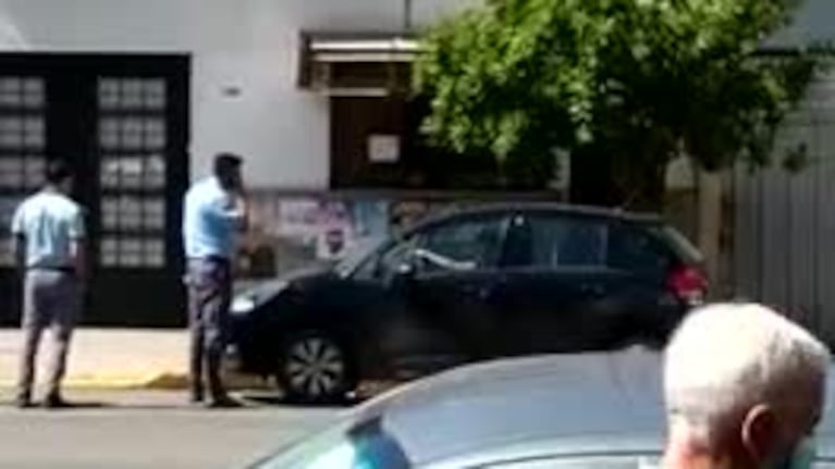 Se enojó por una multa y arrastró al inspector