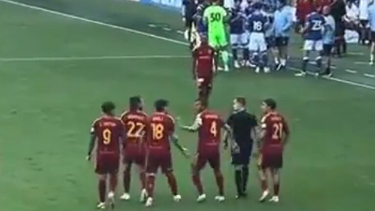 El cruce de Dybala con el capitán de la Roma