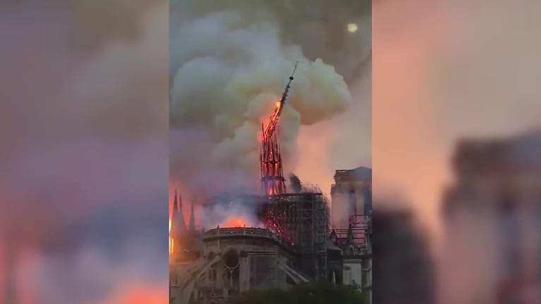 Así se desmoronó la aguja de la catedral de Notre Dame