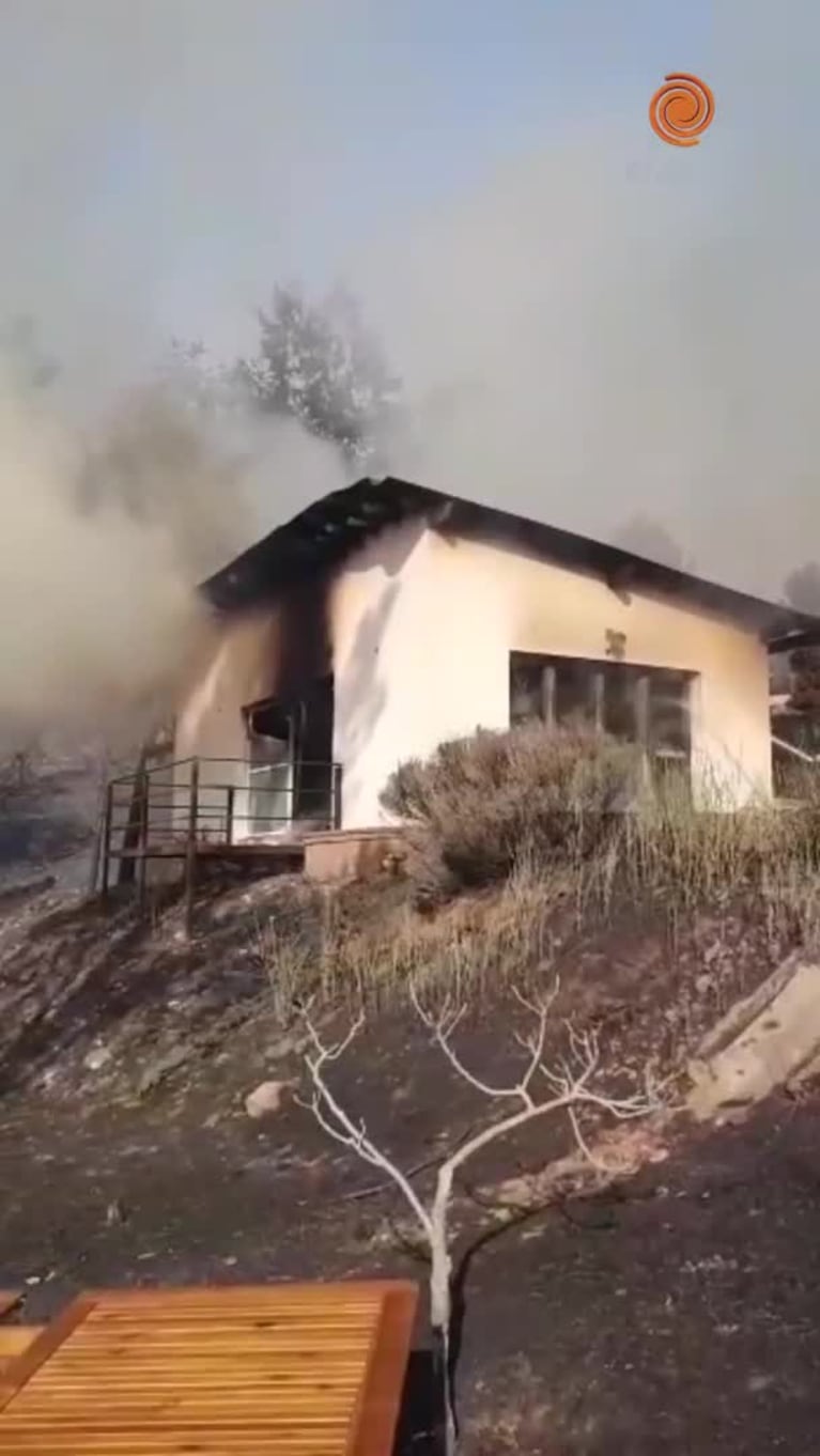 Las llamas destruyeron el quincho de una casa en Villa del Cóndor