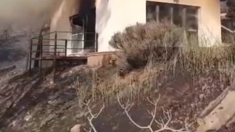 Las llamas destruyeron el quincho de una casa en Villa del Cóndor