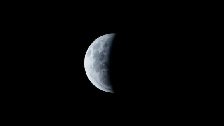 El último eclipse del año tiñó de rojo a la Luna