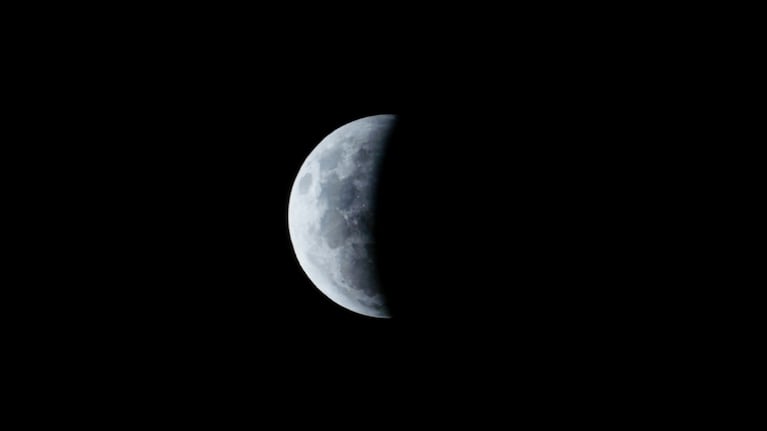 El último eclipse del año tiñó de rojo a la Luna