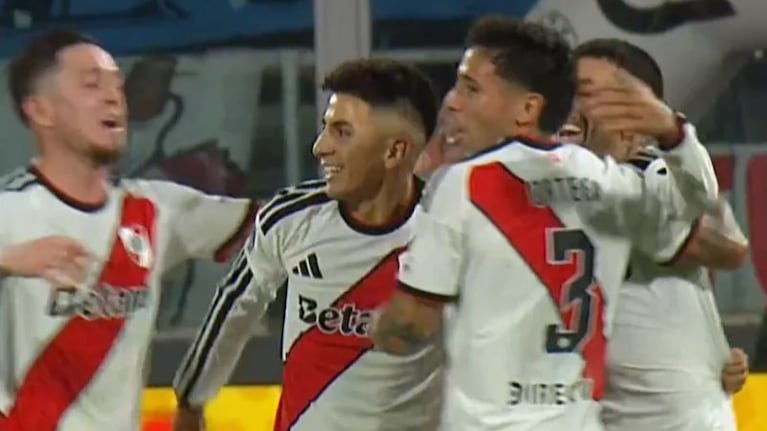 Apilada fenomenal y golaz de Almada para el 3 a 0 de River ante Belgrano