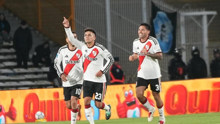 Apilada fenomenal y golazo de Almada para el 3 a 0 de River ante Belgrano