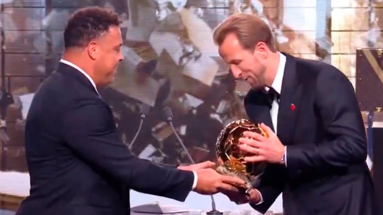 El momento de la entrega del Balón de Oro 2026 a Harry Kane