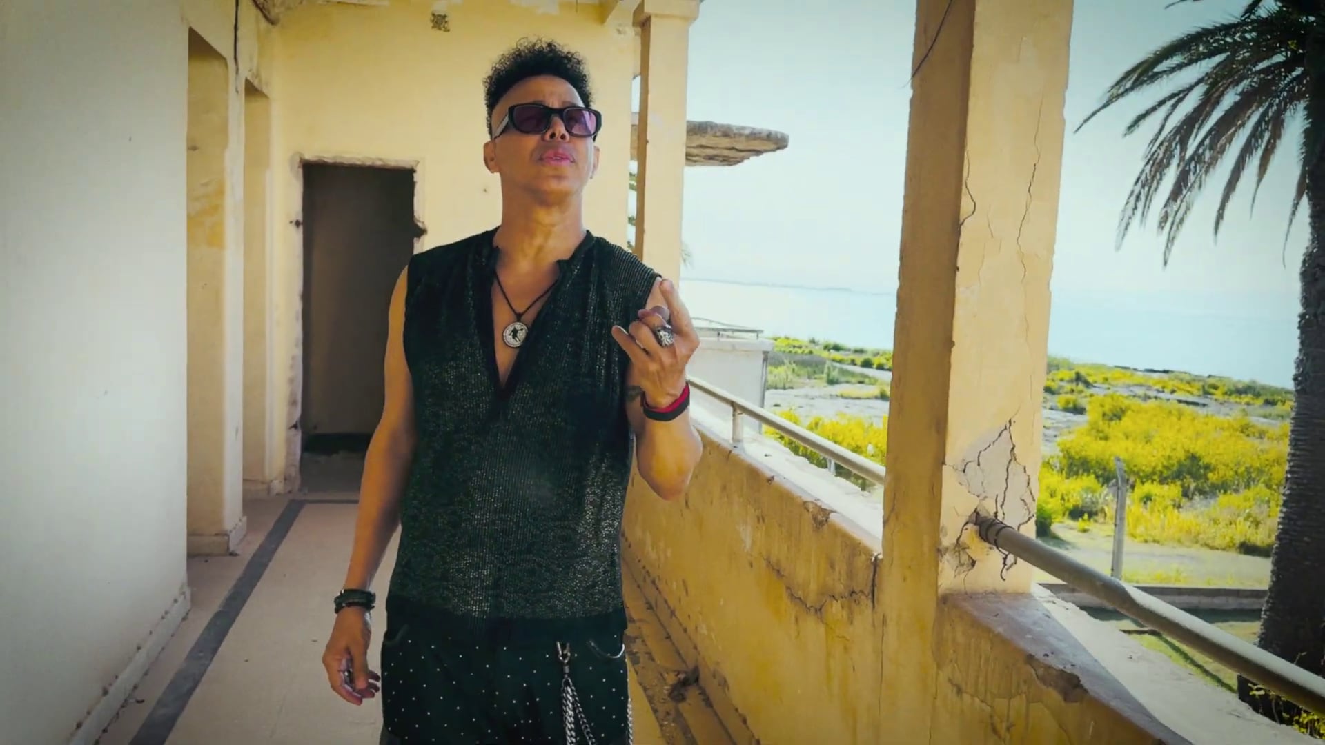 El llamativo videoclip de Jean Carlos grabado en Miramar