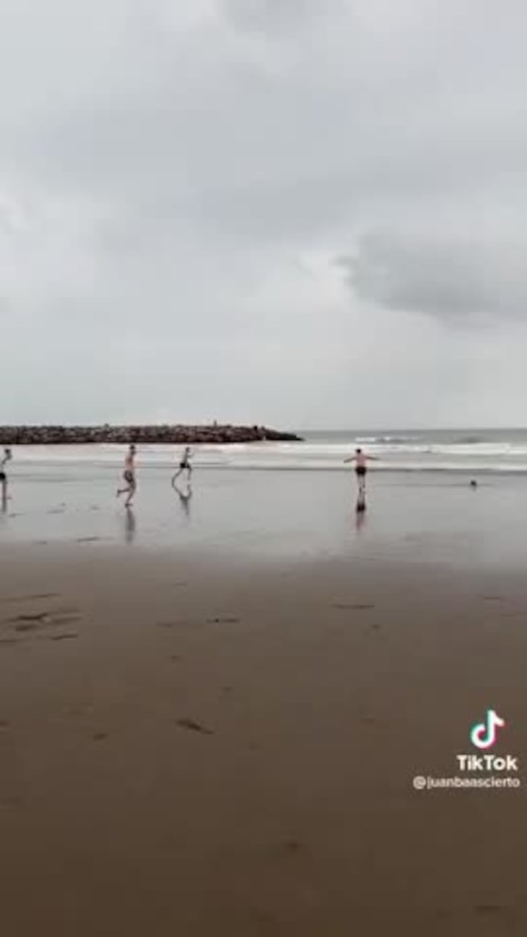 Amigos volvieron a hacer el gol del Fideo en la playa