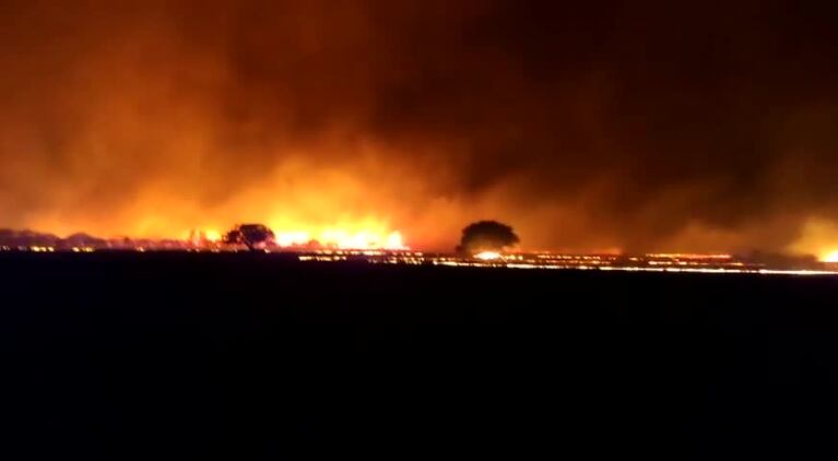 Fuego de noche en los campos de Traslasierra