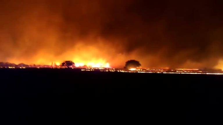 Fuego de noche en los campos de Traslasierra