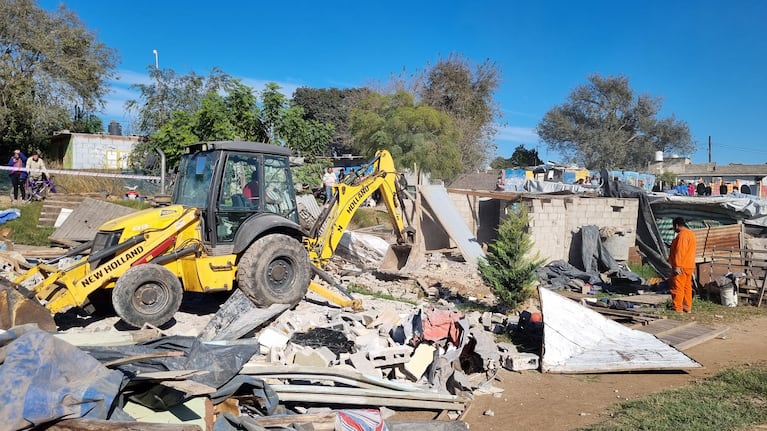 Desalojan a las familias de las villas Miralta y El Platito y la topadora avanza sobre las casas